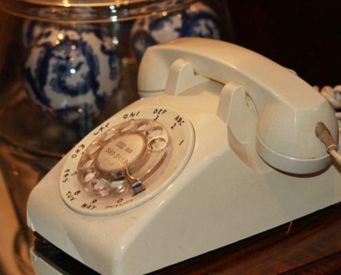 ein altes telefon steht auf enen tisch thema ist informationen zu info preise termine von sandra rumen inhaberin der praxis leb-neu in moenchengladbach
